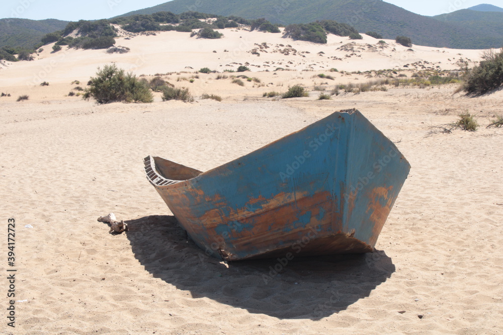 vecchia barca blu sulle dune di piscinas vecchia barca blu sulle dune di piscinas
