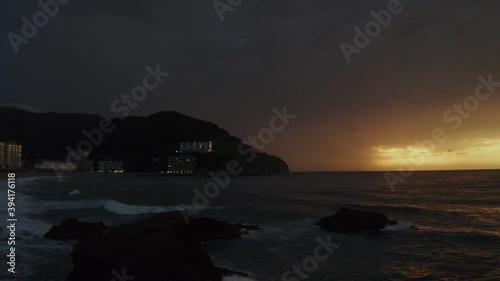 Tormenta en la playa de Bakio mientras anochece