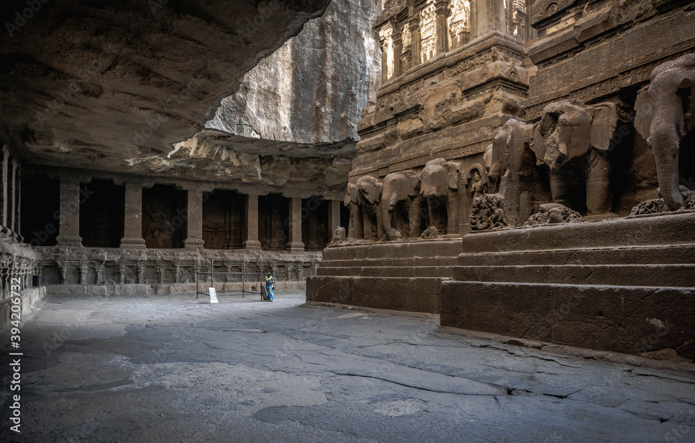 Kailasanatha is a rocky Hindu temple, is the central structure of the complex of cave temples in Ellora.