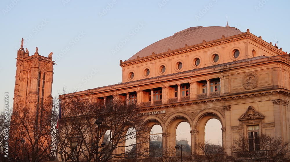 Façade du Théâtre de la Ville, célèbre salle de spectacle à Paris, et vue sur la tour Saint-Jacques (France)