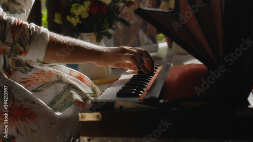 Foto girl sitting on a wooden floor and playing a keyboard ethnic Indian instrument h