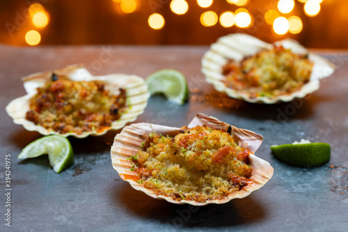Foto Baked scallops with spicy breadcrumbs