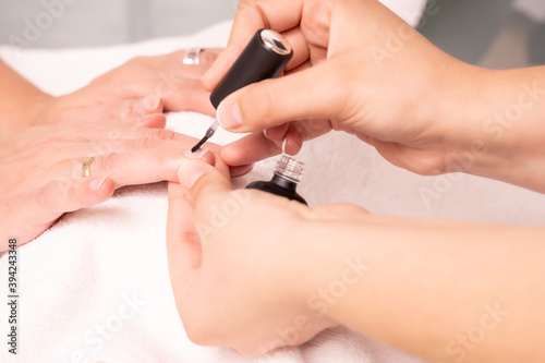 mujer haciendo la manicura y pint  ndose las u  as en un salon de belleza
