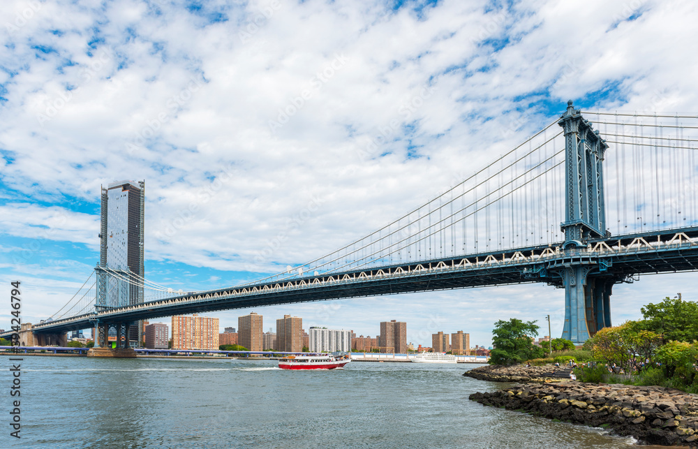 Fototapeta premium Manhattan Bridge with cloudy sky. New York City, USA.