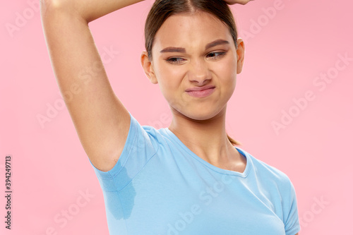 Canvas Print girl with sweaty armpit bad smell health problems pink