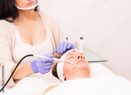 mujer haciendose un tratado facial y lifting de pestañas