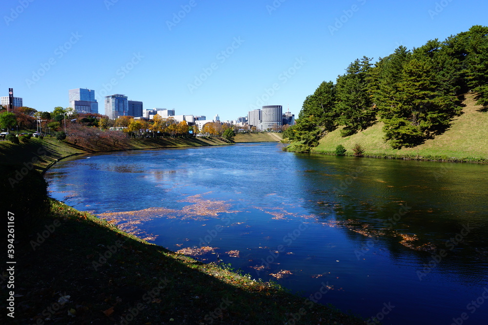 皇居のお堀と半蔵門のビル群 皇居のお堀と半蔵門のビル群