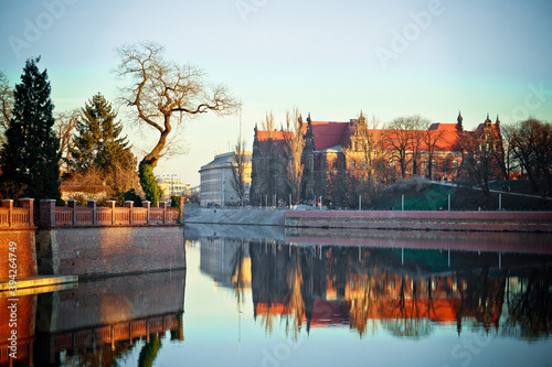 Brzeg rzeki Odry w centrum Wrocławia, Polska