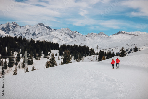 couple de randonneurs dans la neige aux Saisies en France