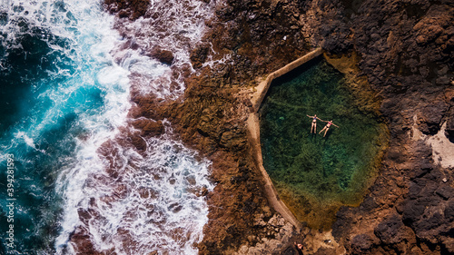 Pareja disfrutando de unas piscinas naturales preciosas en Gran Canaria, España 