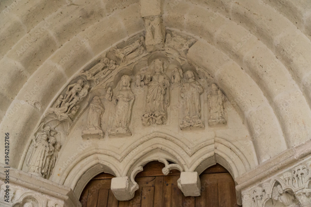 Sculptures sur un tympan de la collégiale Saint-Martin de Candes-Saint-Martin, Indre-et-Loire, France