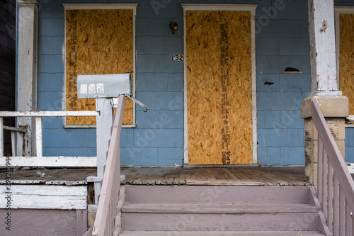 Εκτύπωση καμβά A dilapidated foreclosed home sits boarded up and empty