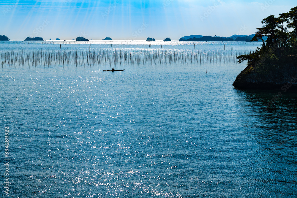 日本三景松島湾レンブラント光線の中を行くシーカヤック
