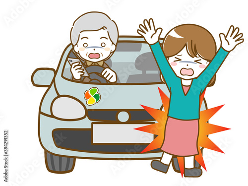 運転中によそ見して女性にぶつかる老年男性