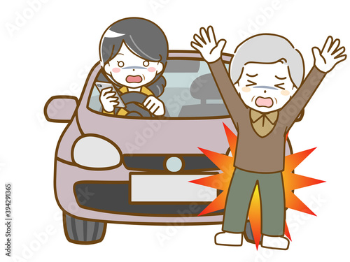 運転中によそ見して老年男性にぶつかる中年女性