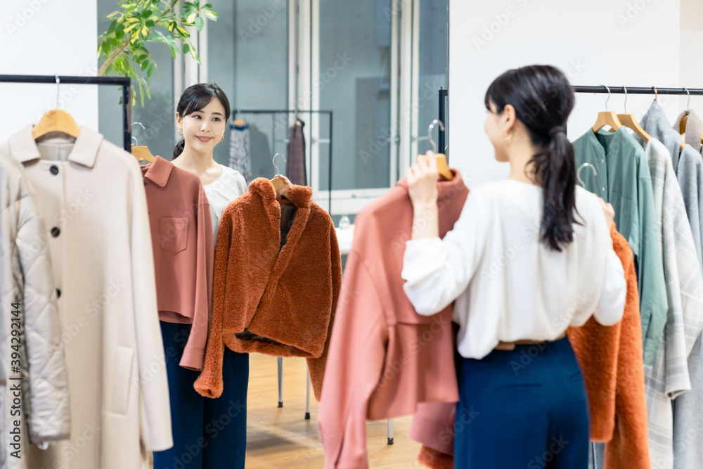 Fototapeta premium 服を選ぶ女性