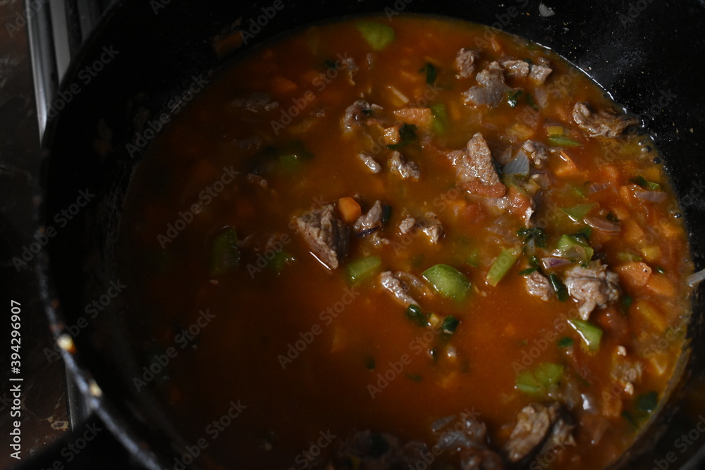 Cocinar dentro del hogar para alimentar a la familia con amor y cariño. Cocinar dentro del hogar para alimentar a la familia con amor y cariño.
