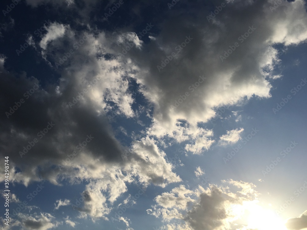 Obraz premium 空と雲と太陽の背景