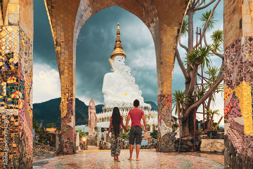 Canvas Print Loving couple of travelers enjoy the amazing Buddhist temple Wat Phra Thart Pha Sorn Kaew in Thailand