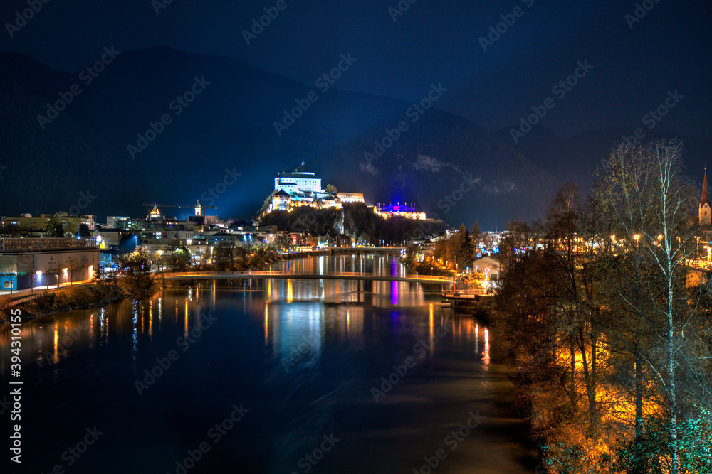 Kufstein Festung bei Nacht mit leuchtenden Farben