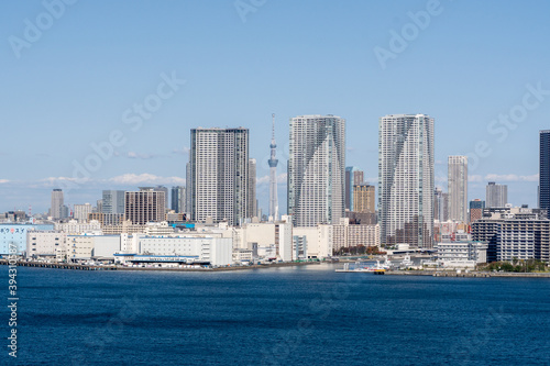 芝浦より海越しに望むビル群と空