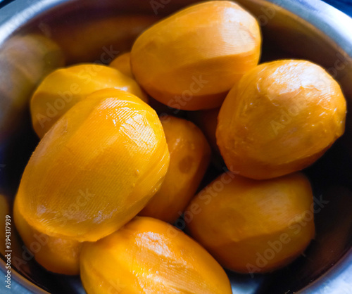 Foto ripe mangoes without skin in bowl