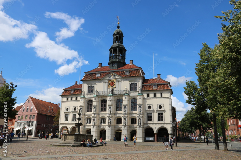 Das Rathaus von Lüneburg im Sommer
