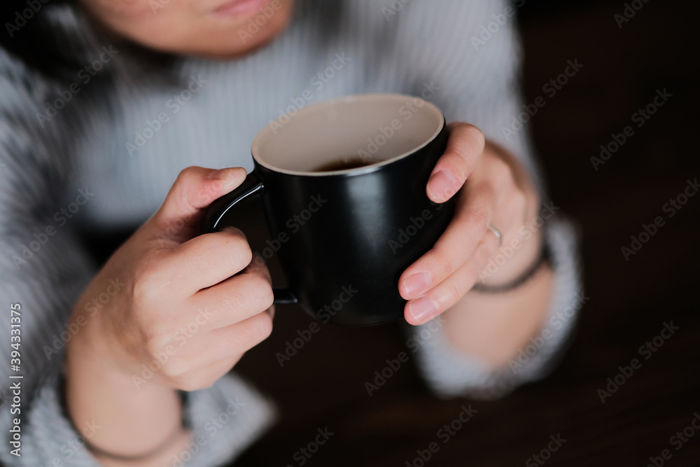 コーヒーを飲む女性