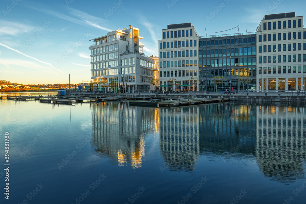Moderne Architektur und Blick auf den Phoenixsee in Dortmund