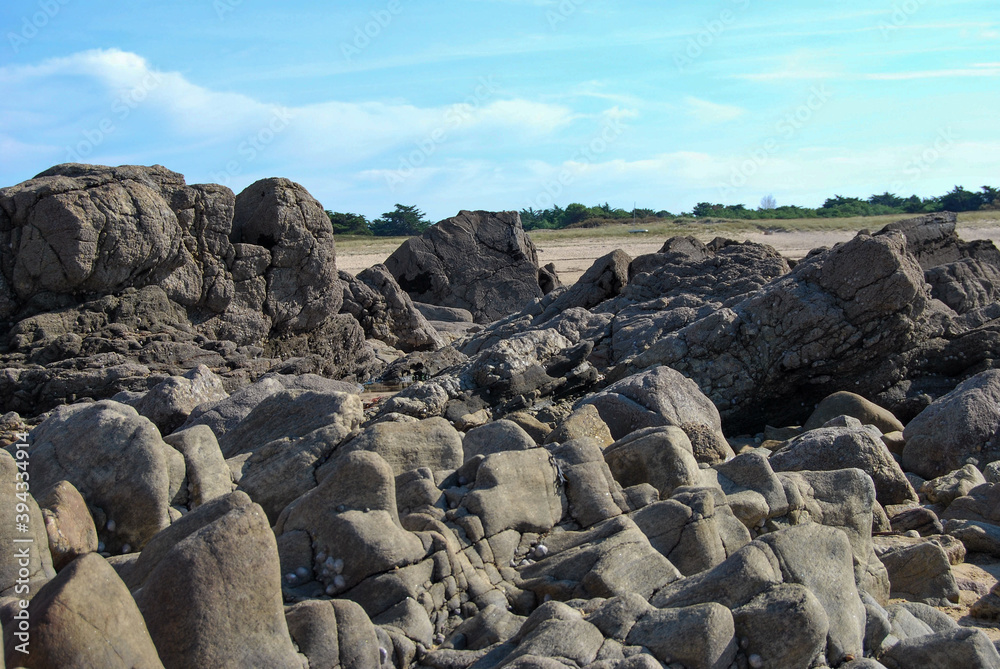 Plage du Rocher du Lutin à l'Herbaudière, sur l'Ile de Noirmoutier, qui montre de nombreux rochers à marée basse