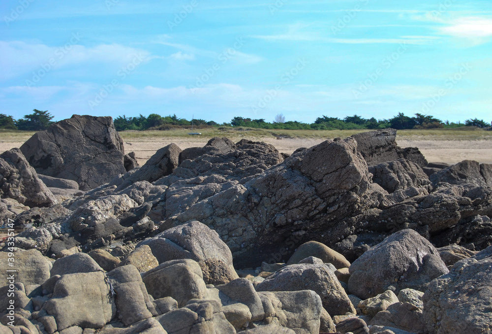 Plage du Rocher du Lutin à l'Herbaudière, sur l'Ile de Noirmoutier, qui montre de nombreux rochers à marée basse