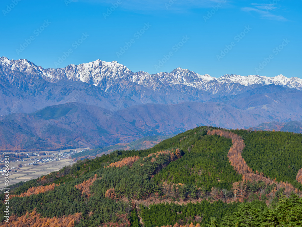 Naklejka premium 快晴の秋、鷹狩山展望台から北アルプス・大町市街を望む 長野県大町市