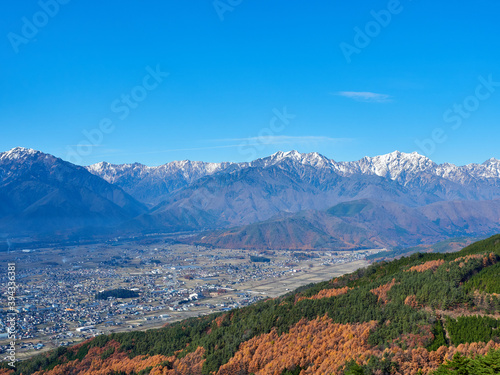 快晴の秋、鷹狩山展望台から北アルプス・大町市街を望む 長野県大町市