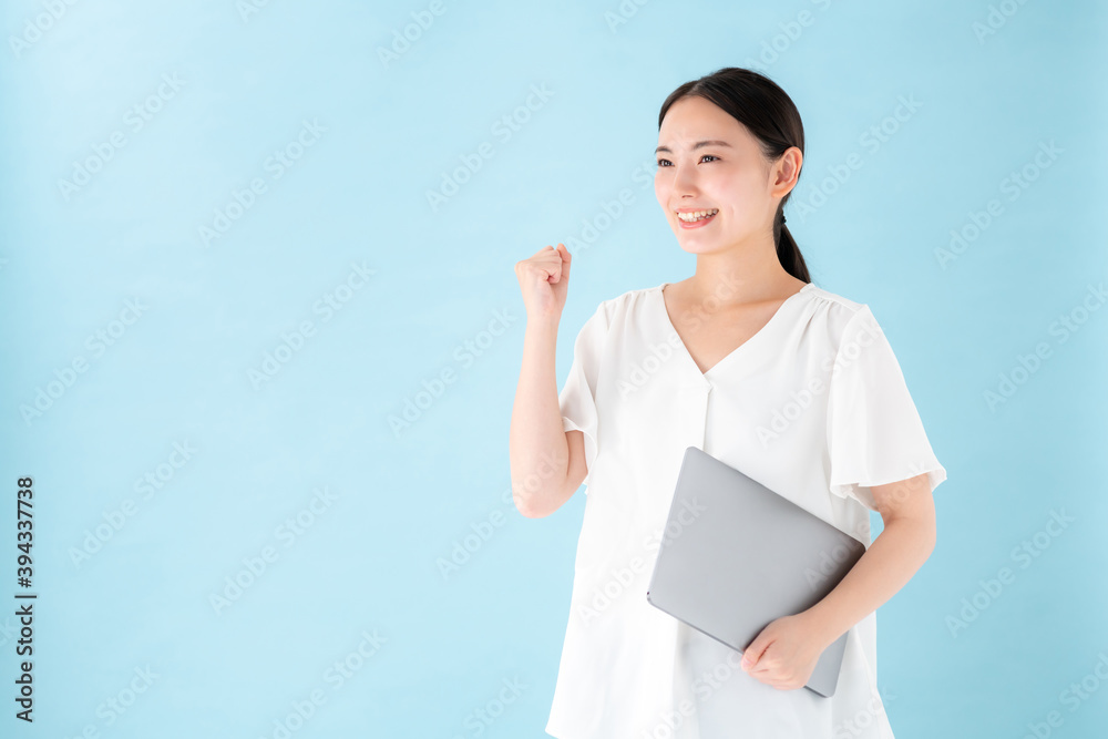 女性　パソコン