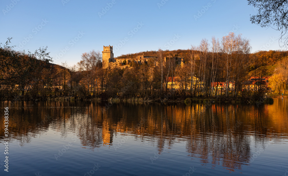 Herbstabendsonne Ruinenspiegelung im Donausee