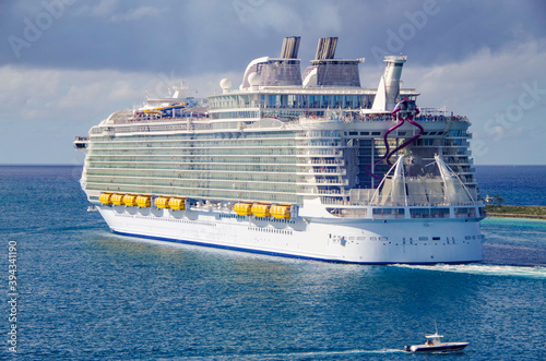Grösstes Kreuzfahrtschiff der Welt Royal Caribbean Harmony of the Seas / Largest biggest gigantic cruise ship vessel in the world photo