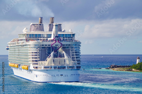 Grösstes Kreuzfahrtschiff der Welt Royal Caribbean Harmony of the Seas / Largest biggest gigantic cruise ship vessel in the world photo