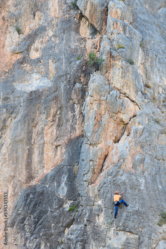 Gente practicando la escalada en una pared de roca cerca de la población de Jérica, en la provincia de Castellón. Comunidad Valenciana. España