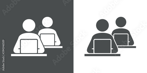 Lugar de trabajo. Icono plano con hombres trabajando en oficina con ordenadores en fondo gris y fondo blanco