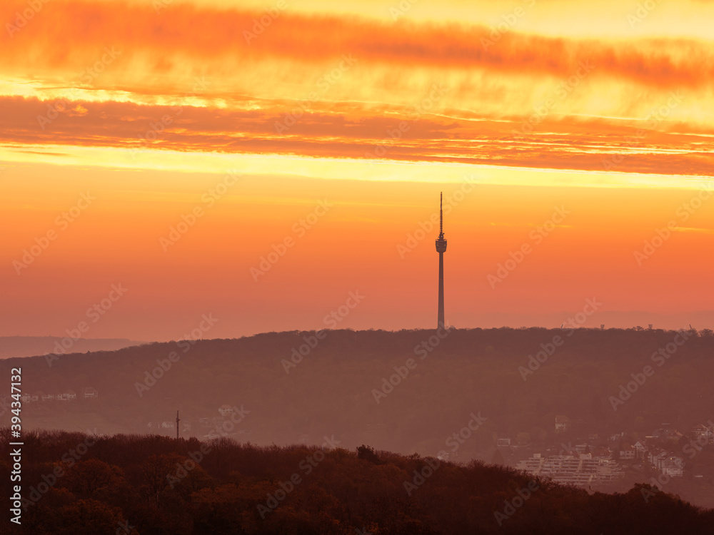 Blick auf den Stuttgarter Fernsehturm zum Sonnenaufgang, Stuttgart