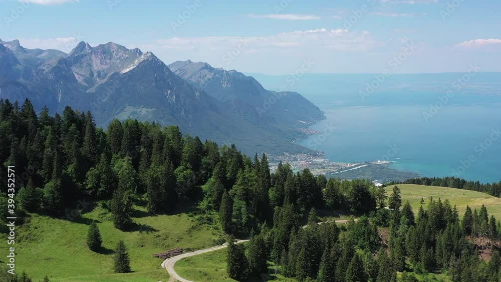 Vue sur le lac Léman depuis les alpes suisses