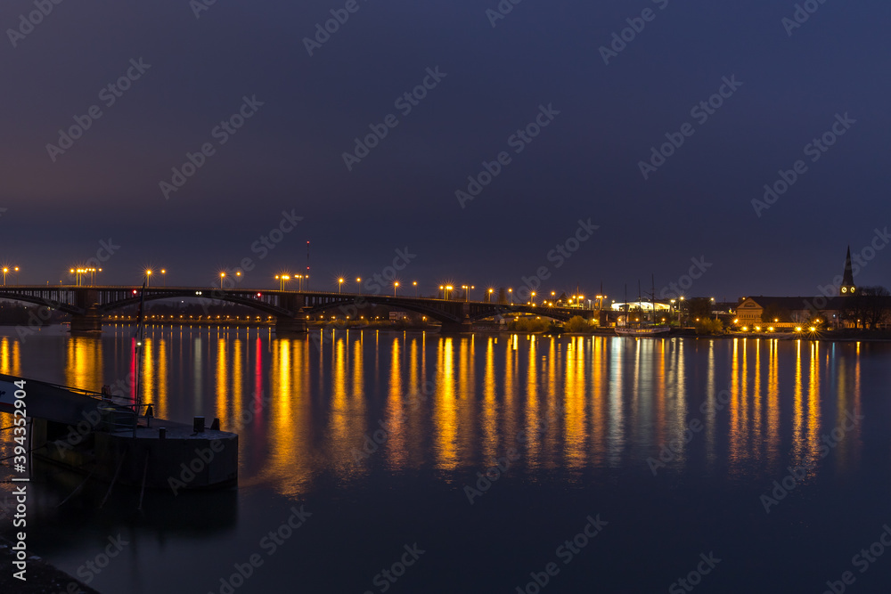 Beleuchtete Theodor-Heuss-Brücke über den Rhein in Mainz