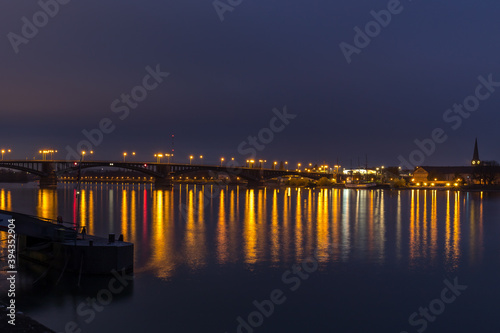 Beleuchtete Theodor-Heuss-Brücke über den Rhein in Mainz © parallel_dream