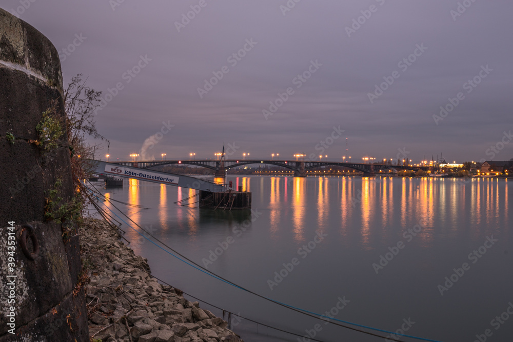 Obraz premium Beleuchtete Theodor-Heuss-Brücke über den Rhein in Mainz