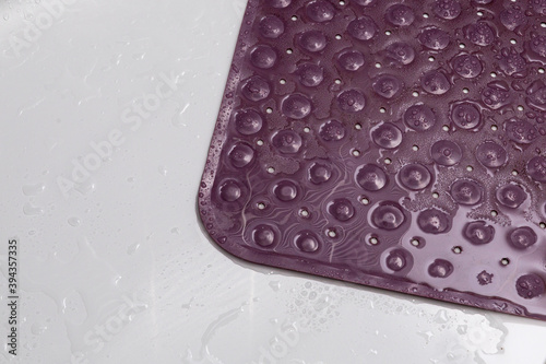 Foto top view wet purple bath mat