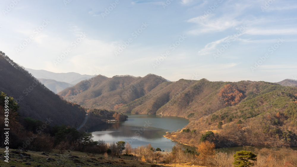 산에서 본 호수