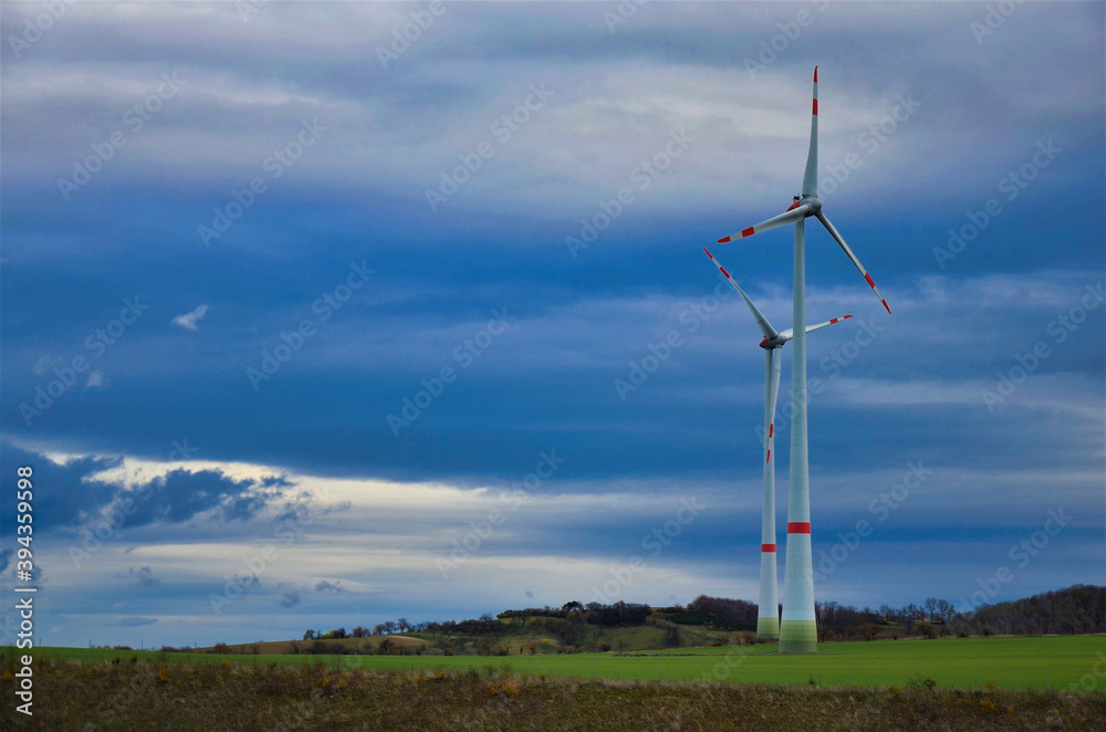 Windkraftanlage vor dem herbstlichen Himmel Windkraftanlage vor dem herbstlichen Himmel