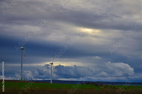 Windkraftanlage vor dem herbstlichen Himmel 
