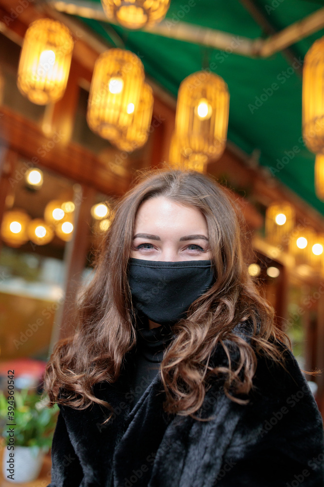Mädchen in Berlin mit Maske 2020
