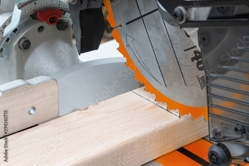 Φωτογραφία lining up the cut with a miter saw